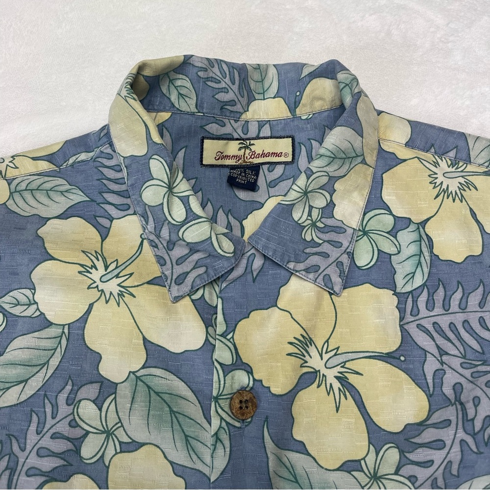 TOMMY BAHAMA 100% SILK  BLUE FLORAL PRINT MEDIUM HAWAIIAN BUTTON UP SHIRT